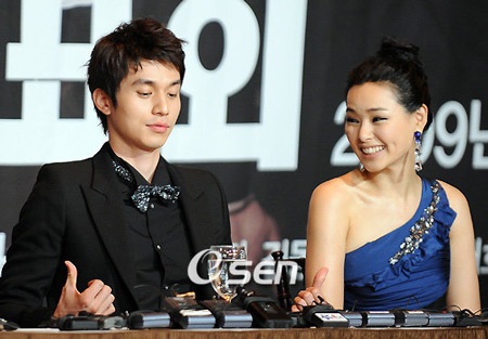 Hai người đẹp “đọ” sắc trong buổi họp báo - 20