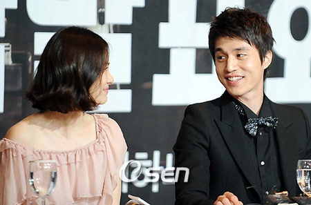 Hai người đẹp “đọ” sắc trong buổi họp báo - 21