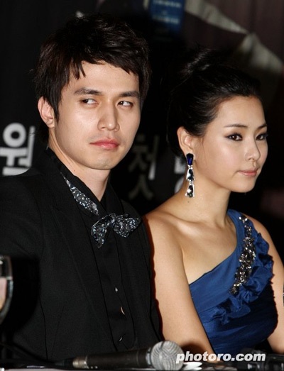 Hai người đẹp “đọ” sắc trong buổi họp báo - 22