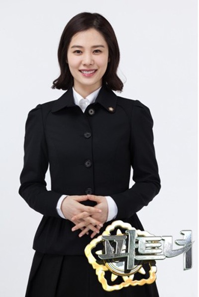 Hai người đẹp “đọ” sắc trong buổi họp báo - 27