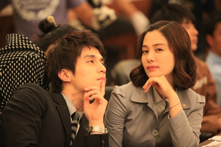 Hai người đẹp “đọ” sắc trong buổi họp báo - 31