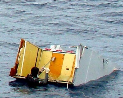 Trục vớt khoang bếp của máy bay Pháp mất tích - 3 Trục vớt khoang bếp của máy bay Pháp mất tích - 3