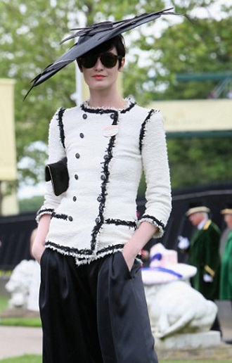 Những chiếc mũ ấn tượng trong ngày hội Royal Ascot - 23 Những chiếc mũ ấn tượng trong ngày hội Royal Ascot - 23