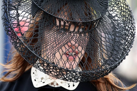 Những chiếc mũ ấn tượng trong ngày hội Royal Ascot - 13 Những chiếc mũ ấn tượng trong ngày hội Royal Ascot - 13