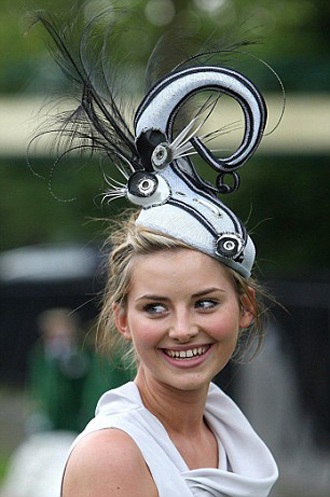 Những chiếc mũ ấn tượng trong ngày hội Royal Ascot - 8 Những chiếc mũ ấn tượng trong ngày hội Royal Ascot - 8