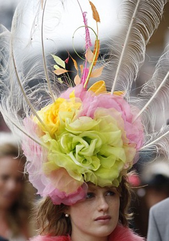 Những chiếc mũ ấn tượng trong ngày hội Royal Ascot - 35 Những chiếc mũ ấn tượng trong ngày hội Royal Ascot - 35