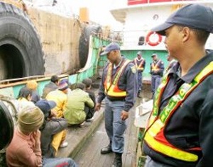 Nam Phi rút lại lời buộc tội nổi loạn với 10 thuỷ thủ Việt Nam - 1 Nam Phi rút lại lời buộc tội nổi loạn với 10 thuỷ thủ Việt Nam - 1