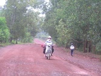 Học sinh rừng Vĩnh Cửu thôi phải lội bộ, vẫy xe… - 1