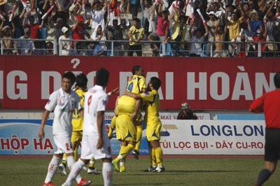 "Lễ hội" bóng đá mang tên Denilson - 1 "Lễ hội" bóng đá mang tên Denilson - 1