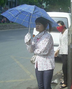Đợt nắng nóng mới “thiêu đốt” Hà Nội - 1