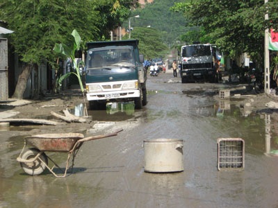 Bức xúc vì ô nhiễm, dân hò nhau chặn xe tải - 2 Bức xúc vì ô nhiễm, dân hò nhau chặn xe tải - 2