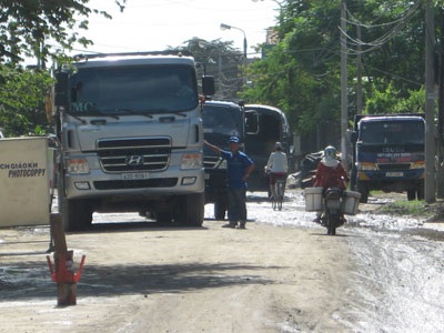 Bức xúc vì ô nhiễm, dân hò nhau chặn xe tải - 4 Bức xúc vì ô nhiễm, dân hò nhau chặn xe tải - 4