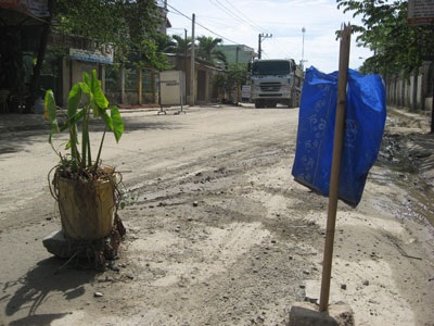 Bức xúc vì ô nhiễm, dân hò nhau chặn xe tải - 1 Bức xúc vì ô nhiễm, dân hò nhau chặn xe tải - 1