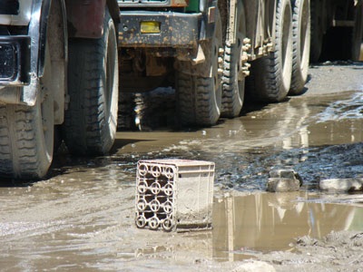 Bức xúc vì ô nhiễm, dân hò nhau chặn xe tải - 3 Bức xúc vì ô nhiễm, dân hò nhau chặn xe tải - 3