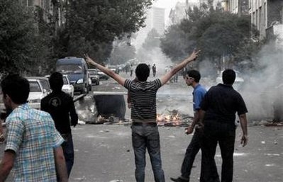 Iran: Biểu tình thành xung đột đẫm máu, ít nhất 19 người thiệt mạng  - 1