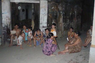 Thức đêm hóng gió vì mất điện - 1 Thức đêm hóng gió vì mất điện - 1