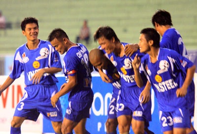 Công Vinh ghi 4 bàn giúp T&T đại thắng, Denilson tỏa sáng - 2 Công Vinh ghi 4 bàn giúp T&T đại thắng, Denilson tỏa sáng - 2