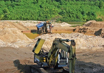 Tan nát thượng nguồn sông vì “chảy máu” vàng - 1