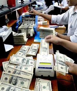 Nên gửi tiết kiệm bằng VND hay USD - 1