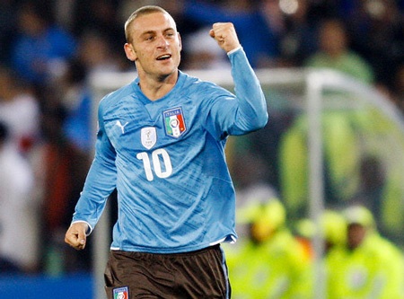 Hỏng vụ Mascherano, Barcelona chuyển sang “ve vãn” De Rossi - 1