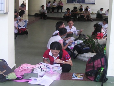 Trường đại học liên kết tổ chức ngày hội việc làm - 1