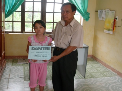 Trao tiền bạn đọc cho cháu bé bị bệnh tim bẩm sinh - 1 Trao tiền bạn đọc cho cháu bé bị bệnh tim bẩm sinh - 1