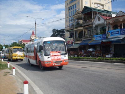Hàng chục xe khách diễu hành phản đối... xe buýt - 1