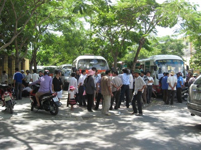 Hàng chục xe khách diễu hành phản đối... xe buýt - 2