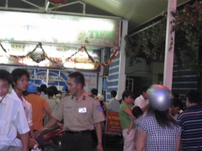 Kẻ gian “túc trực” hàng kem Tràng Tiền - 2