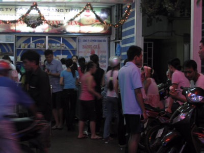 Kẻ gian “túc trực” hàng kem Tràng Tiền - 1