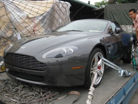 Aston Martin V8 Vantage mui trần tại Nội Bài - 3 Aston Martin V8 Vantage mui trần tại Nội Bài - 3