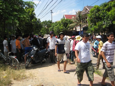 “Ôm” mìn tự tử giữa đường - 2