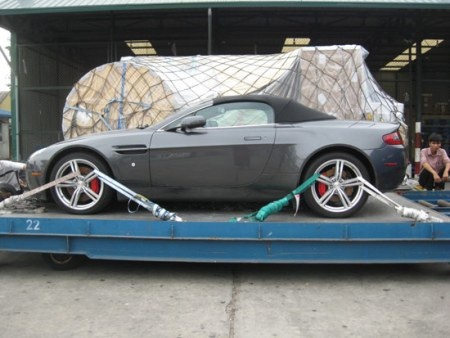 Aston Martin V8 Vantage mui trần tại Nội Bài - 5 Aston Martin V8 Vantage mui trần tại Nội Bài - 5