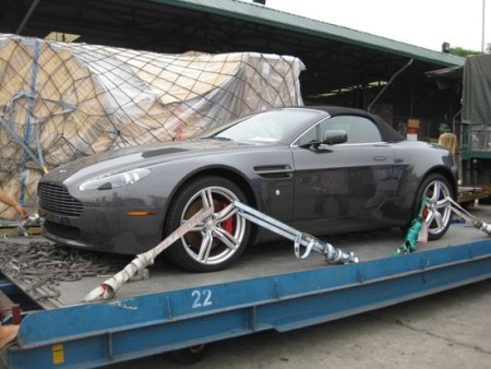 Aston Martin V8 Vantage mui trần tại Nội Bài - 4 Aston Martin V8 Vantage mui trần tại Nội Bài - 4