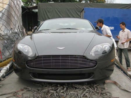 Aston Martin V8 Vantage mui trần tại Nội Bài - 2 Aston Martin V8 Vantage mui trần tại Nội Bài - 2