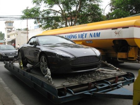 Aston Martin V8 Vantage mui trần tại Nội Bài - 16 Aston Martin V8 Vantage mui trần tại Nội Bài - 16