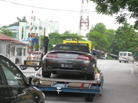 Aston Martin V8 Vantage mui trần tại Nội Bài - 15 Aston Martin V8 Vantage mui trần tại Nội Bài - 15