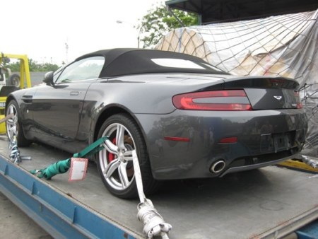 Aston Martin V8 Vantage mui trần tại Nội Bài - 14 Aston Martin V8 Vantage mui trần tại Nội Bài - 14
