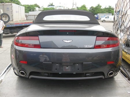 Aston Martin V8 Vantage mui trần tại Nội Bài - 13 Aston Martin V8 Vantage mui trần tại Nội Bài - 13