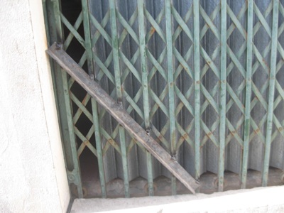 Hàn cửa, nhốt người để siết nợ - 2