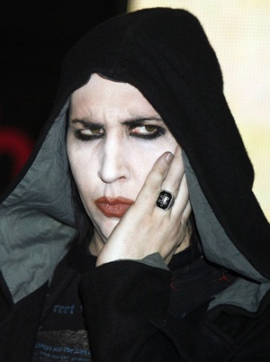 Marilyn Manson gọi điện cho người yêu 158 lần mỗi ngày - 3 Marilyn Manson gọi điện cho người yêu 158 lần mỗi ngày - 3
