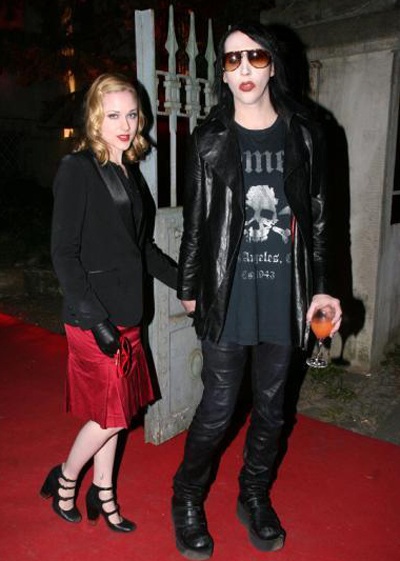 Marilyn Manson gọi điện cho người yêu 158 lần mỗi ngày - 2 Marilyn Manson gọi điện cho người yêu 158 lần mỗi ngày - 2