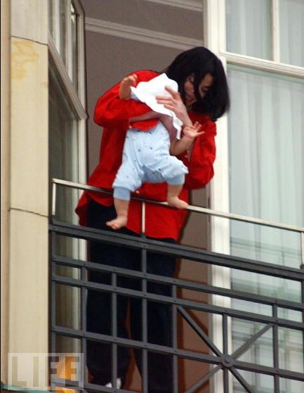 Những bức ảnh “để đời” của Michael Jackson - 31