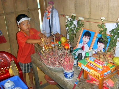 Gục ngã sau cái chết của 2 người con - 3