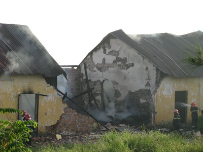 Hỏa hoạn thiêu rụi xưởng gỗ - 1