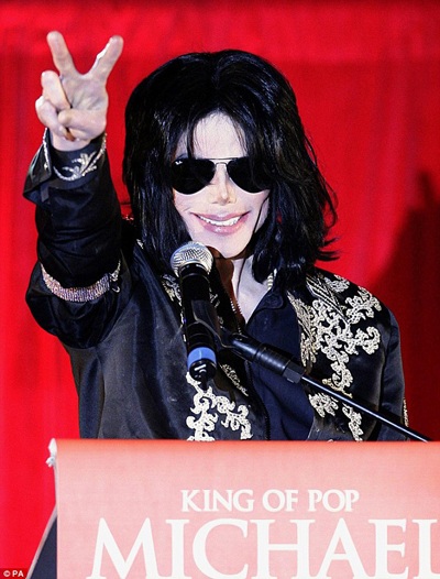 Michael Jackson: Hãy cùng chiêm ngưỡng tấm hình đầy cảm xúc và nghệ thuật của đại vị huyền thoại âm nhạc Micheal Jackson. Bức hình sẽ giúp bạn có cái nhìn mới về sự nghiệp và tài năng của ông trong lĩnh vực âm nhạc.