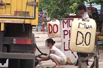 Nhộn nhịp “phố dầu lậu” Bình Dương - 2 Nhộn nhịp “phố dầu lậu” Bình Dương - 2