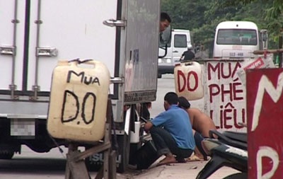 Nhộn nhịp “phố dầu lậu” Bình Dương - 1 Nhộn nhịp “phố dầu lậu” Bình Dương - 1