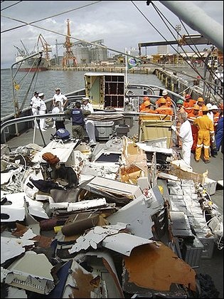 Tìm thấy thi thể cơ trưởng và tiếp viên máy bay Pháp - 1 Tìm thấy thi thể cơ trưởng và tiếp viên máy bay Pháp - 1