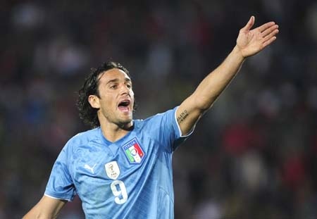 Milan và Inter cùng “săn” Luca Toni - 1 Milan và Inter cùng “săn” Luca Toni - 1